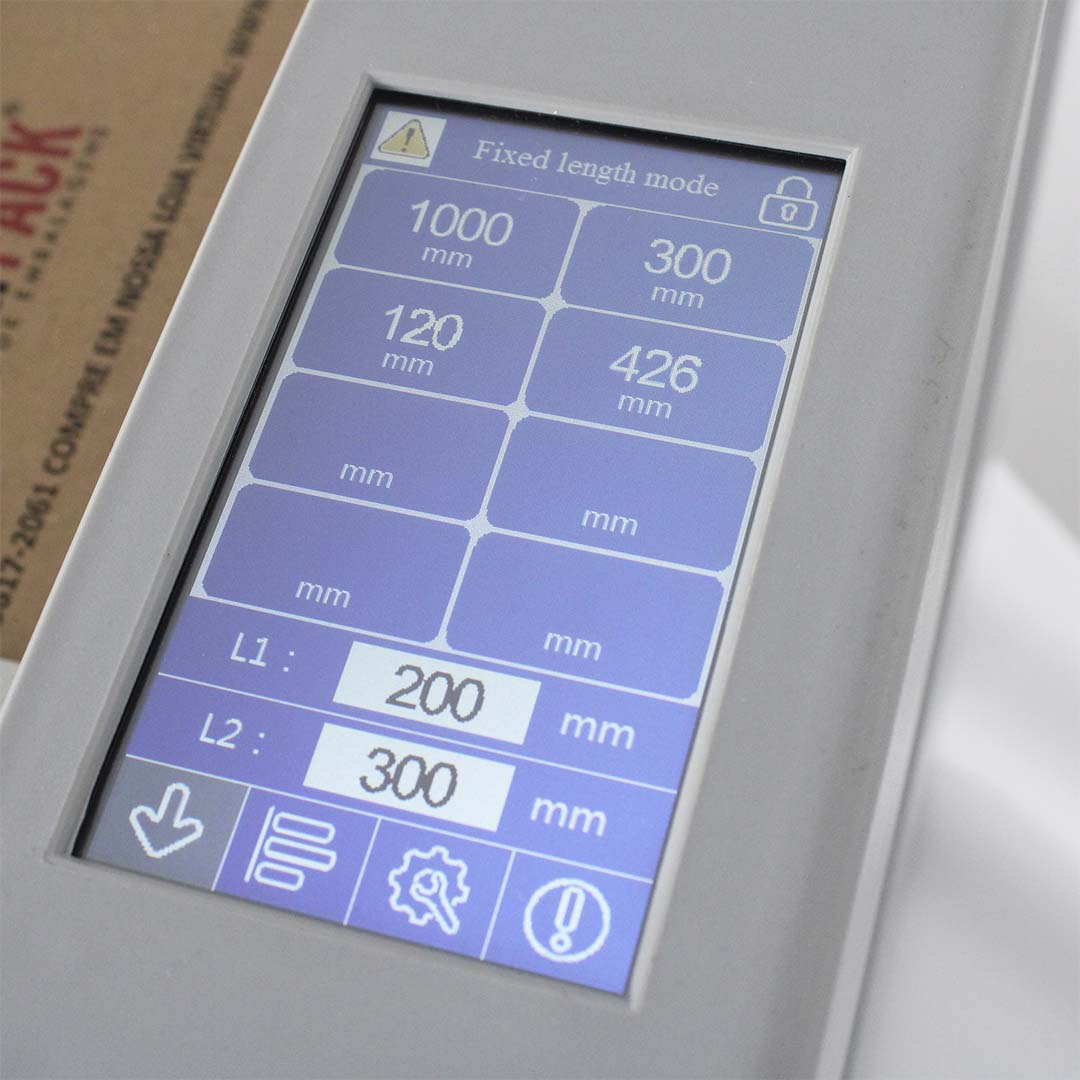 Detalhe do display touch de 4,3 pol. com medidas programadas em milímetros