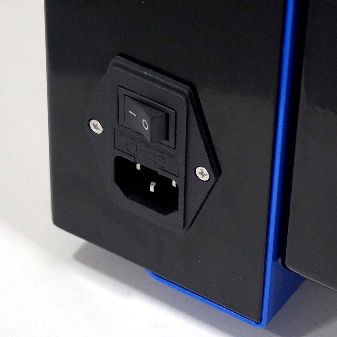 Chave liga/desliga e entrada de energia na lateral do DFG-2000C