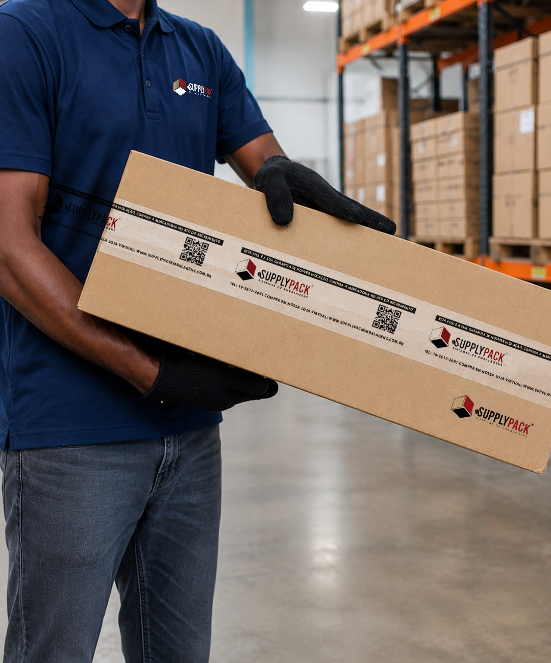 Operador segurando caixa de papelão fechada com fita gomada personalizada SupplyPack