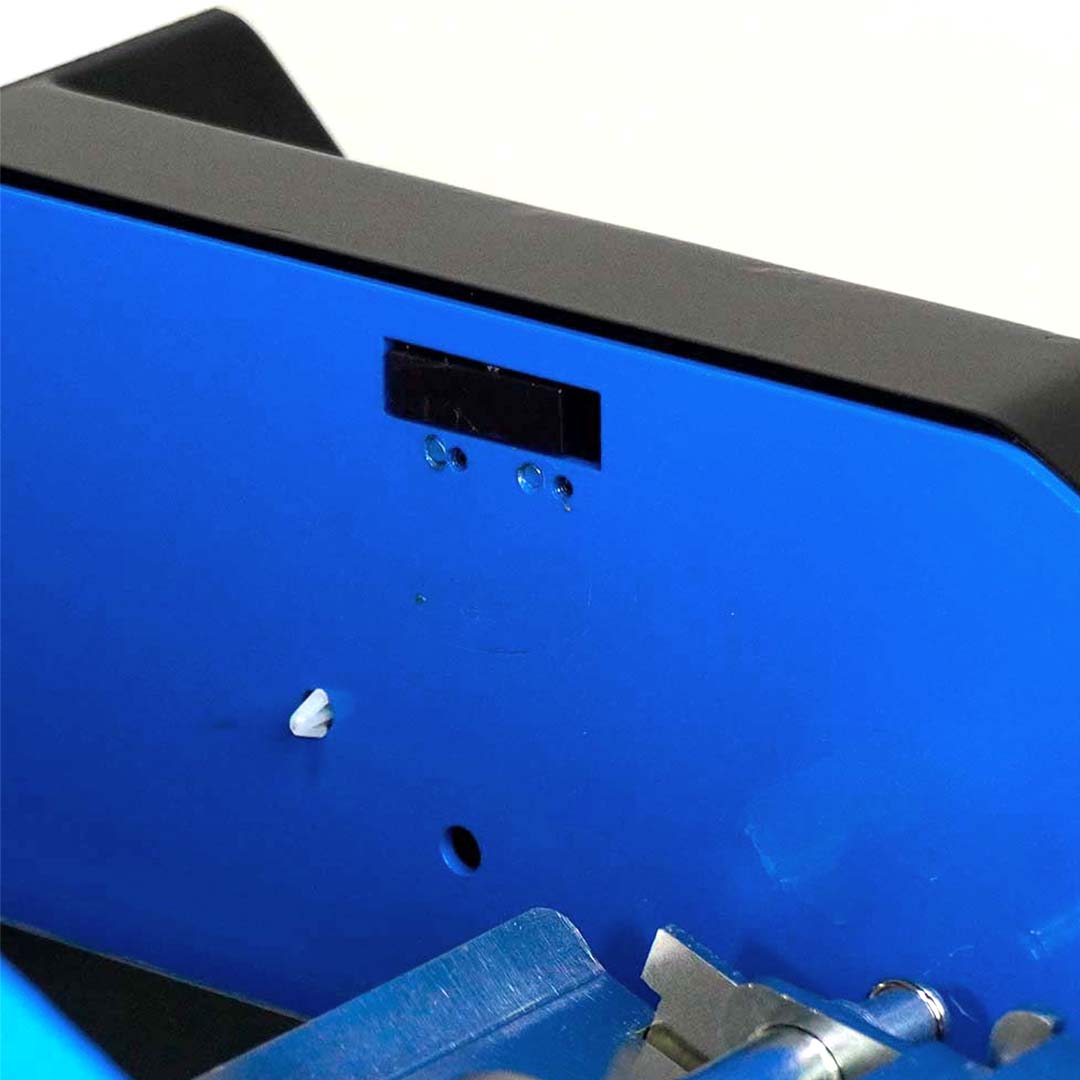 Detalhe do acionamento magnético na estrutura do dispensador