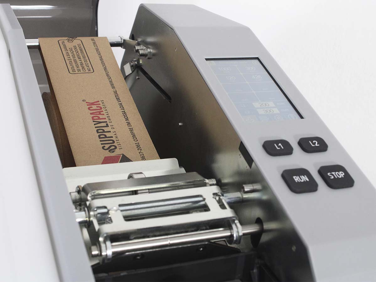 Fita gomada kraft passando pelo mecanismo em aço inox do DFG-2000E